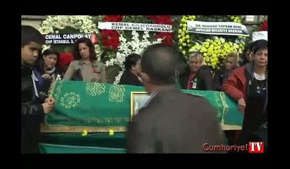 Arif Sağ güçlükle ayakta durdu, eşi son yolculuğuna bağlamalarla uğurlandı
