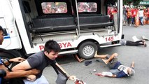 Filipinler'de Polis Aracı Protestocuların Arasına Daldı