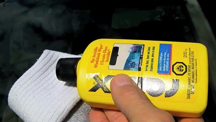 Il frotte le pare-brise de sa voiture avec de la laine d'acier, quelques secondes plus tard wow!