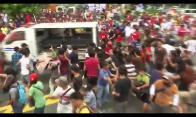 Video herunterladen: Police Van rams protesters outside US Embassy Manila