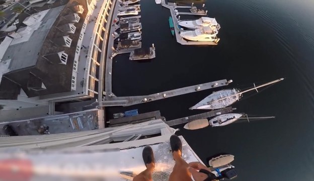 Un inconscient saute du toit d'un immeuble de 40 mètres pour atterrir dans un port