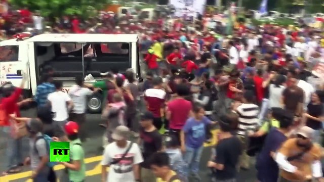 Van polis Filipina terus langgar penunjuk perasaan