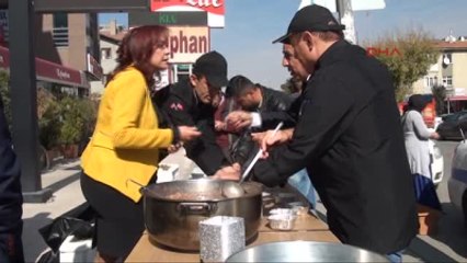 Turhallılar Sosyal Yardımlaşma Derneği 1500 Kişiye Aşure Dağıttı