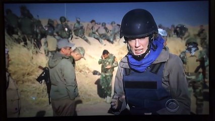 Des soldats se moquent de cette journaliste TV qui en fait des tonnes !