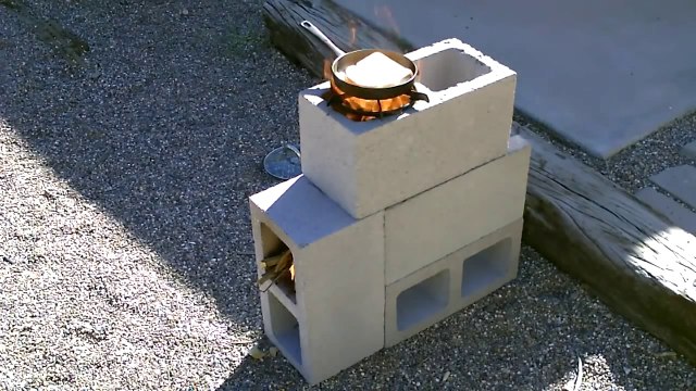 Il place 4 blocs de béton l'un sur l'autre, puis quand il met ça à l'intérieur Brillant!