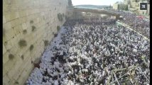 Plusieurs milliers de juifs se rassemblent pour prier devant le mur des Lamentations