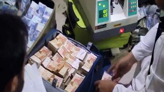 Money e Money......The Exclusive Video of Black Money withdrawn from the Wash Room of Mushtaq Raisaini