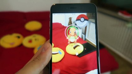 POKEMON GO: LANCIARE IL TELEFONO CONTRO CHARMANDER!! INIZIA LAVVENTURA!!