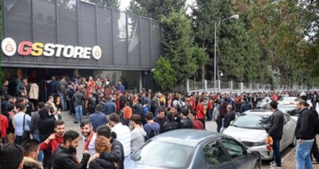 G.Saraylı Oyuncular İmza Vermekten Yorulunca, Taraftar Deliye Döndü