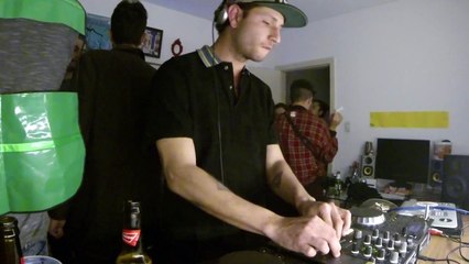 Victor Almeida DJ Set - quarto|fresta