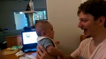 Mira la tierna reacción de este bebé con su papá