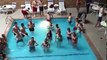 Les adolescents s’immobilisent en plein milieu de la piscine, puis elle commence à filmer, ce qu’elle capte donne des fr