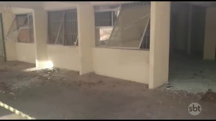 Assaltantes explodem caixas eletrônicos dentro de subprefeitura