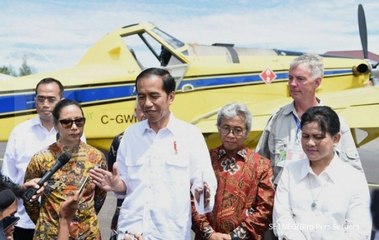 Naik ke Sayap Pesawat Pengangkut BBM, Jokowi Hampir Jatuh !! MAMPUS !!