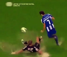 Video skill keren main sepakbola saat hujan