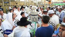 Des milliers de fidèles juifs prient au mur des Lamentations