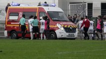 Des joueuses de Foot au secours d'un camion de pompiers embourbé sur le terrain
