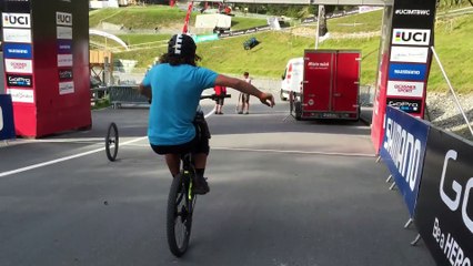 Il fait une roue sans les mains et sans roue avant! Taré