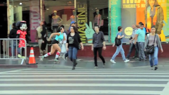 Michelle Steilen et ses patins a roulettes en demonstration