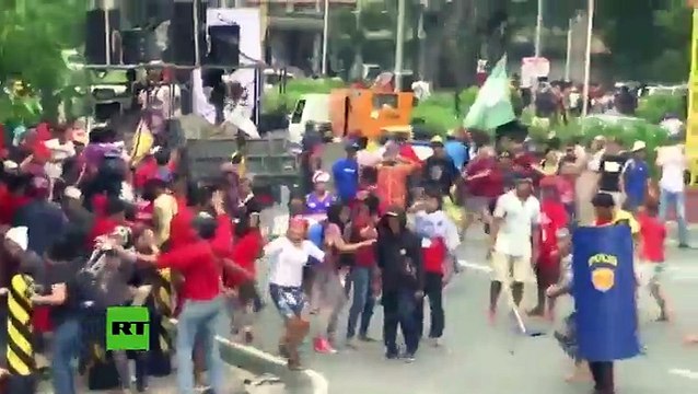 CHOC : Un véhicule de police roule sur les manifestants Philippins à Manille