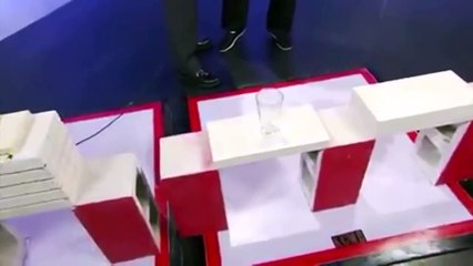 Un présentateur ruine une démonstration d'art martial