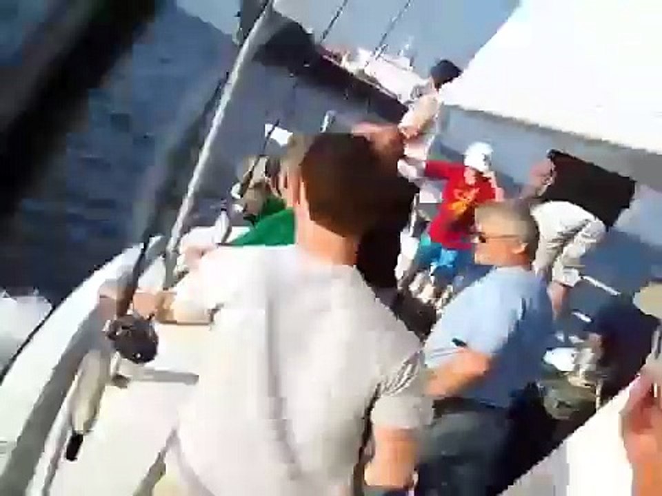 Un bateau cargo frôle une petit bateau