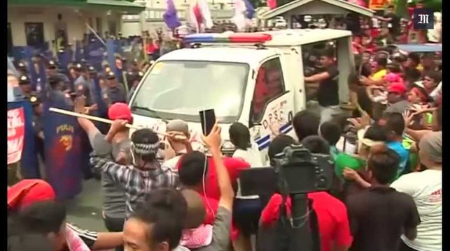 Philippines : un fourgon de police fonce sur des manifestants devant l'ambassade américaine