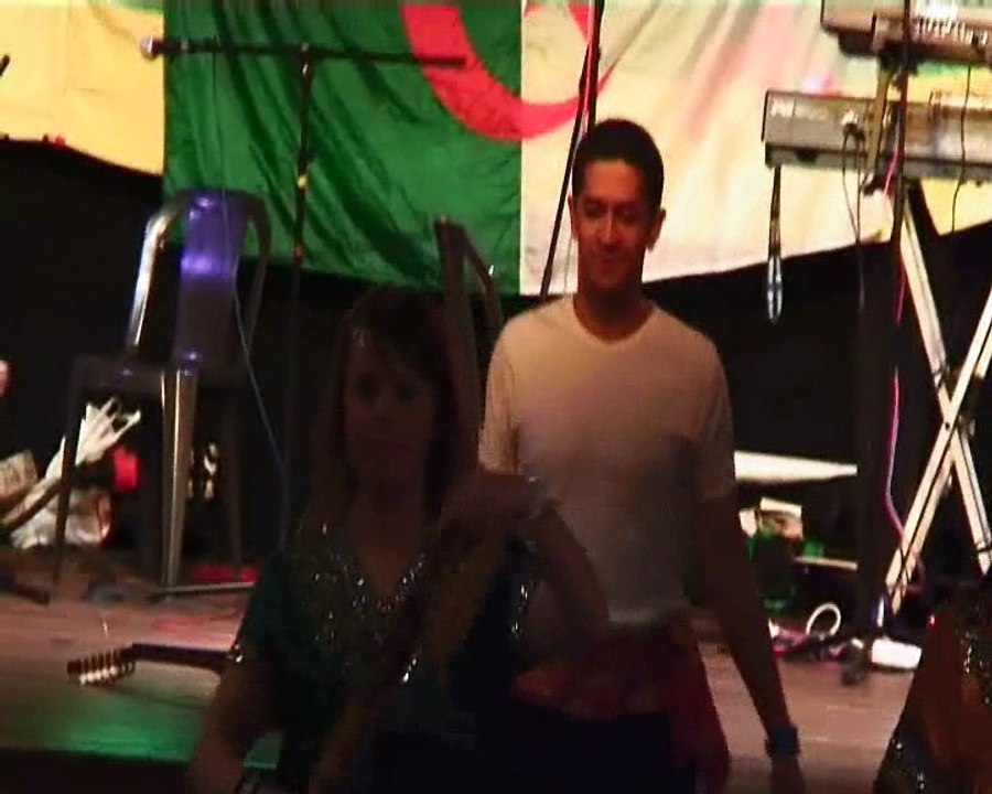 DES JEUNES FILLES EXECUTENT UNE CHOREGRAPHIE DE DANSE KABYLE