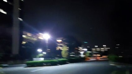 Il filme d'étranges lumières dans le ciel de Charlotte, en Caroline du Nord