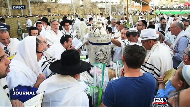 Des milliers de fidèles juifs prient au mur des Lamentations pour Souccoth