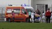 Les footballeuses de Nîmes et de Toulouse poussent un camion de pompier embourbé sur leur terrain