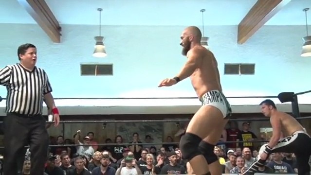 Petit coup de pouce pendant un combat de catch