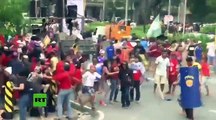 La police Philippine écrase des manifestants à Manille avec une camionette