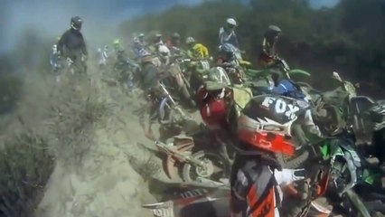 Terrible carambolage pendant une course de moto cross. Incroyable