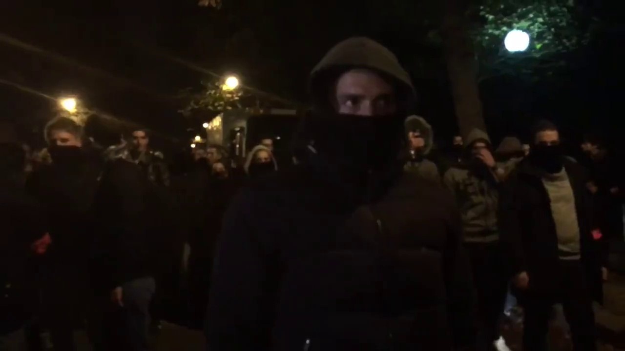 Face à face inhabituel entre des gendarmes et des policiers...