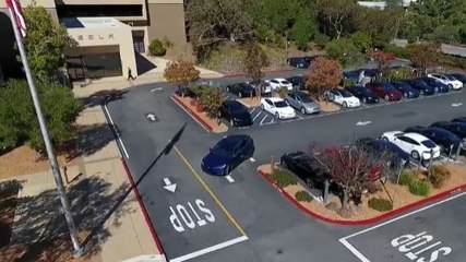 Une Tesla en conduite 100% autonome