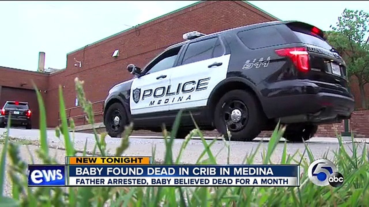 Un installateur de câble découvre un bébé mort depuis 1 mois dans son lit... Incroyable