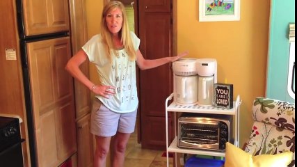 La maman dit que sa famille de 6 personnes habitent dans cette roulotte lorsquelle ouvre la porte incroyable!