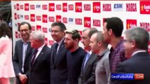 Messi acompaña a Luis Suárez a recibir su Bota de Oro • 2016