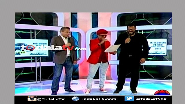 Conerico Zapata el vendedor de autos basados en los famosos y su modelo Fefita-La Opcion De La Noche-Humor-Video