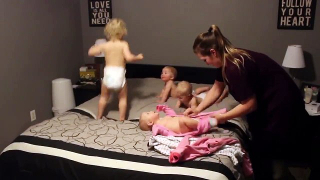 Débordée, cette maman montre son quotidien aussi pénible que joyeux avec ses quatre enfants