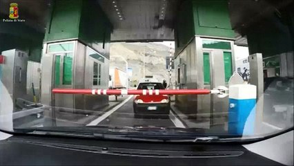 Armed Italian police chase migrant smuggler