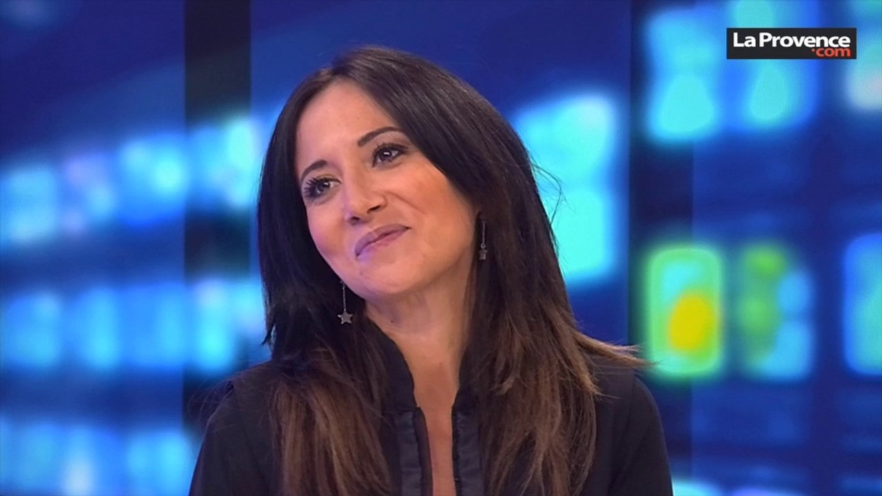 Fabienne Carat seule sur scène dans un one-woman show pétillant