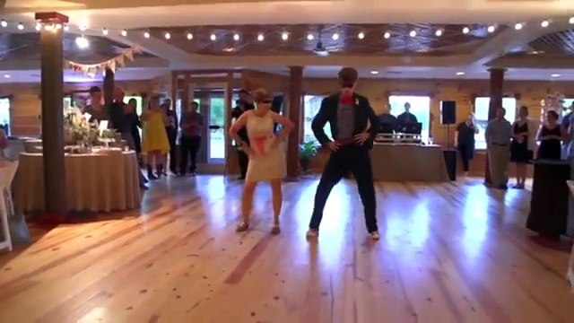 Giorno delle nozze, sembra un classico ballo tra madre e figlio... Ma guardate cosa fanno!