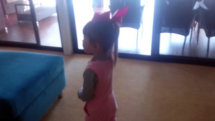 Little girl uses hair clip to "call" her dad