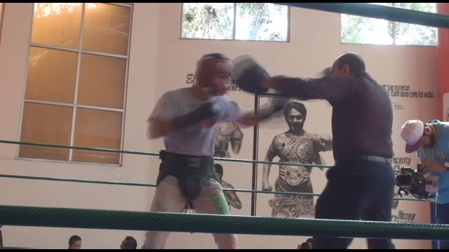 Exboxeador Zárate se pone los guantes de la enseñanza para impartir clases en México