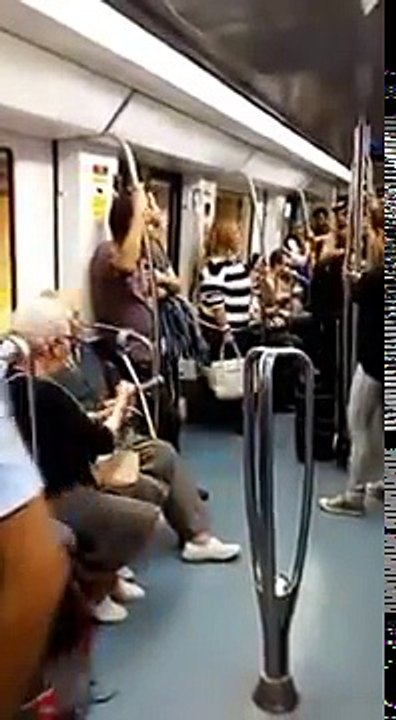 gruppo rap in metro viene affiancato da una coppia ed è festa