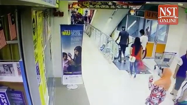 Así fue como una niña cayó de unas escaleras mecánicas en un centro comercial