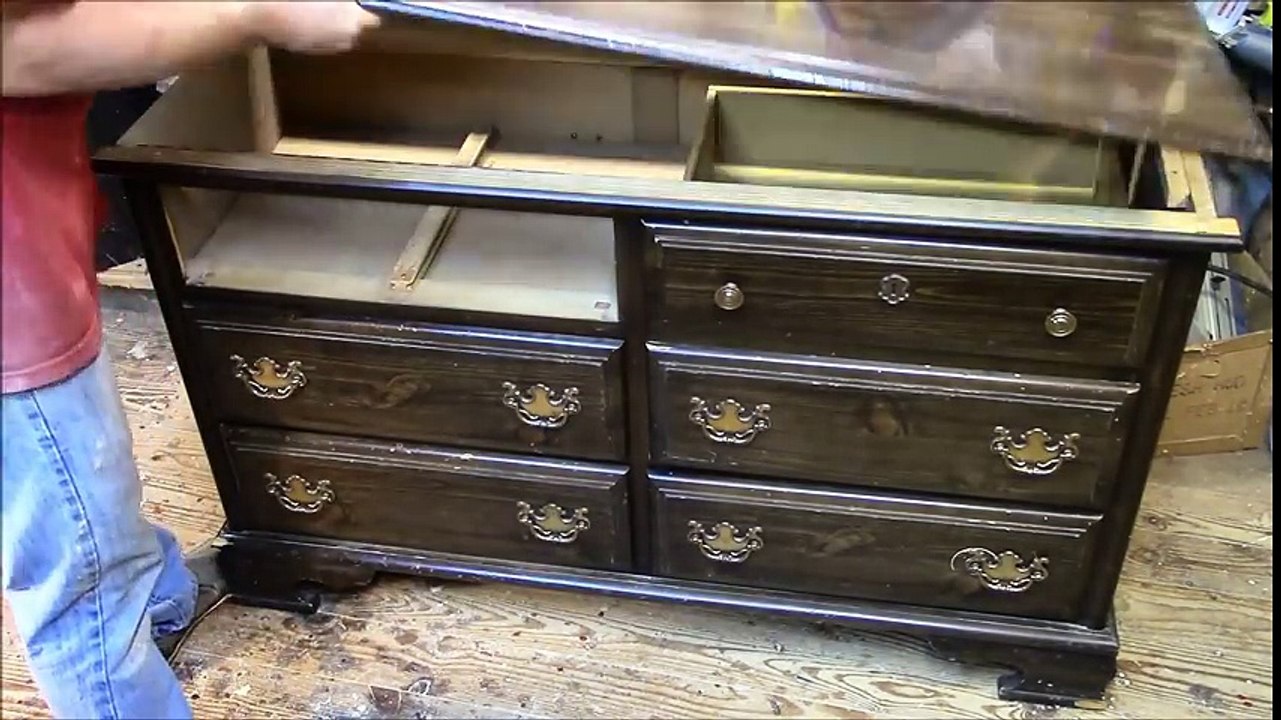 Il arrache le dessus de cette commode ce quil en fait ensuite  Quelle brillante idée!