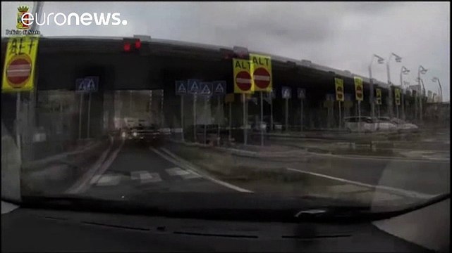 Італійська поліція показала, як бореться з нелегально міграцією